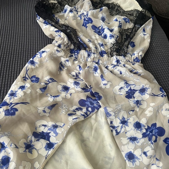 Absolutely adorable romper with amazing color scheme and detail - Picture 4 of 4